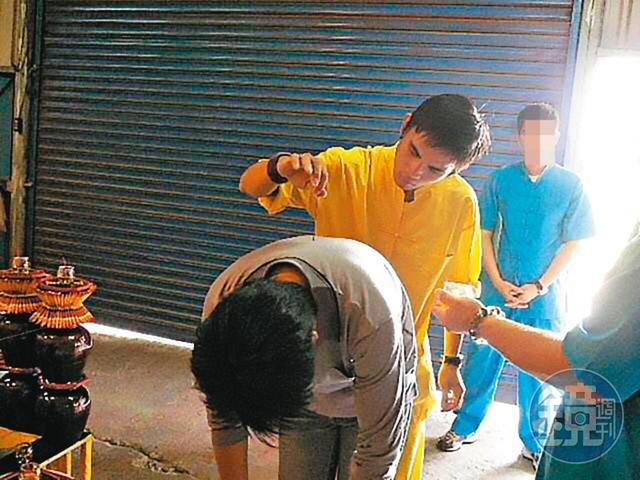 自稱擁有通靈神力的郭姓男子,被信徒尊稱為「龍師父」,擁有大批信徒。(讀者提供)