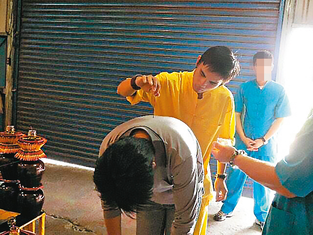 自稱擁有通靈神力的郭姓男子，被信徒尊稱為「龍師父」，擁有大批信徒。（讀者提供）