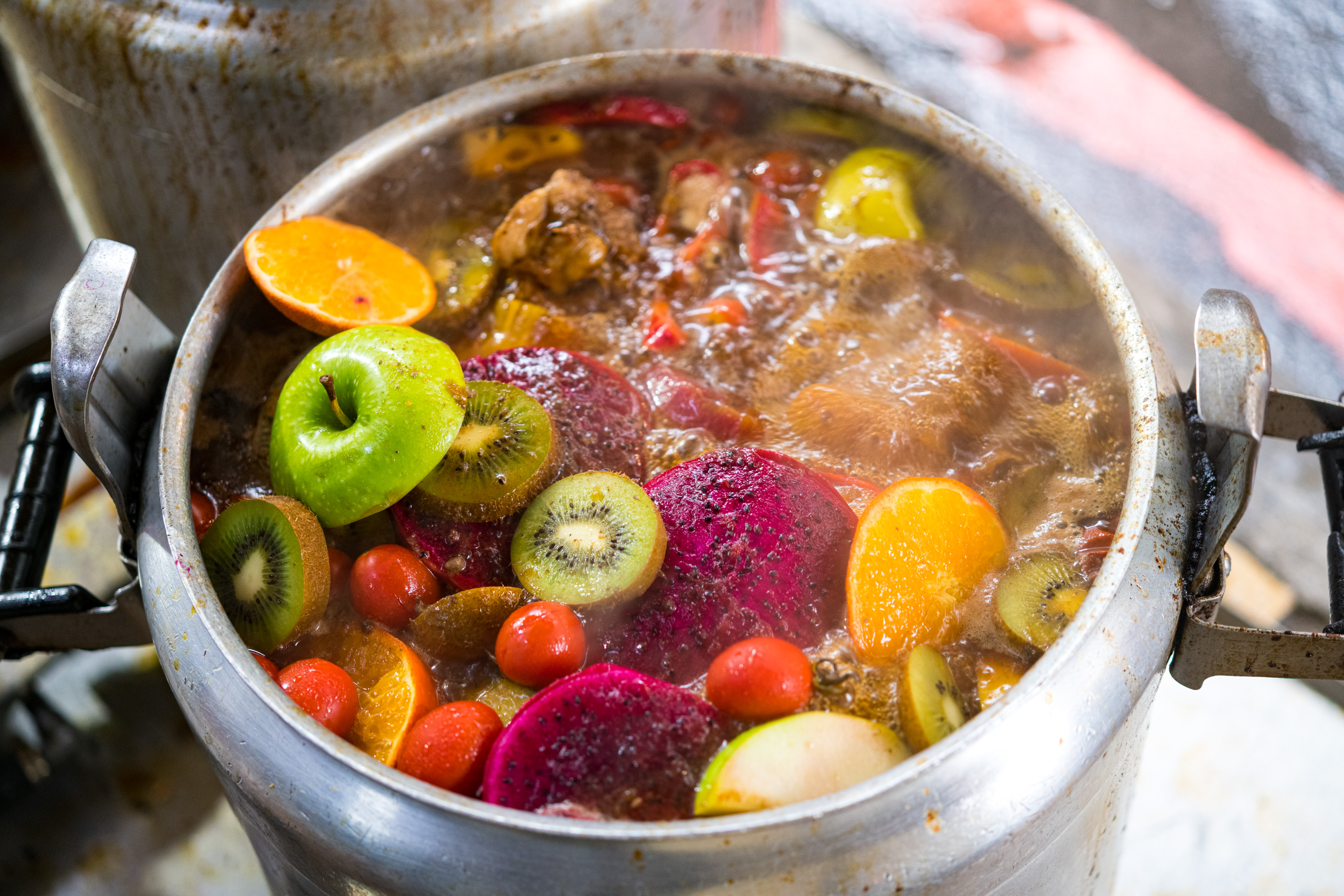 滷過軟透的水果會免費贈送給客人，拿來配飯也很讚。