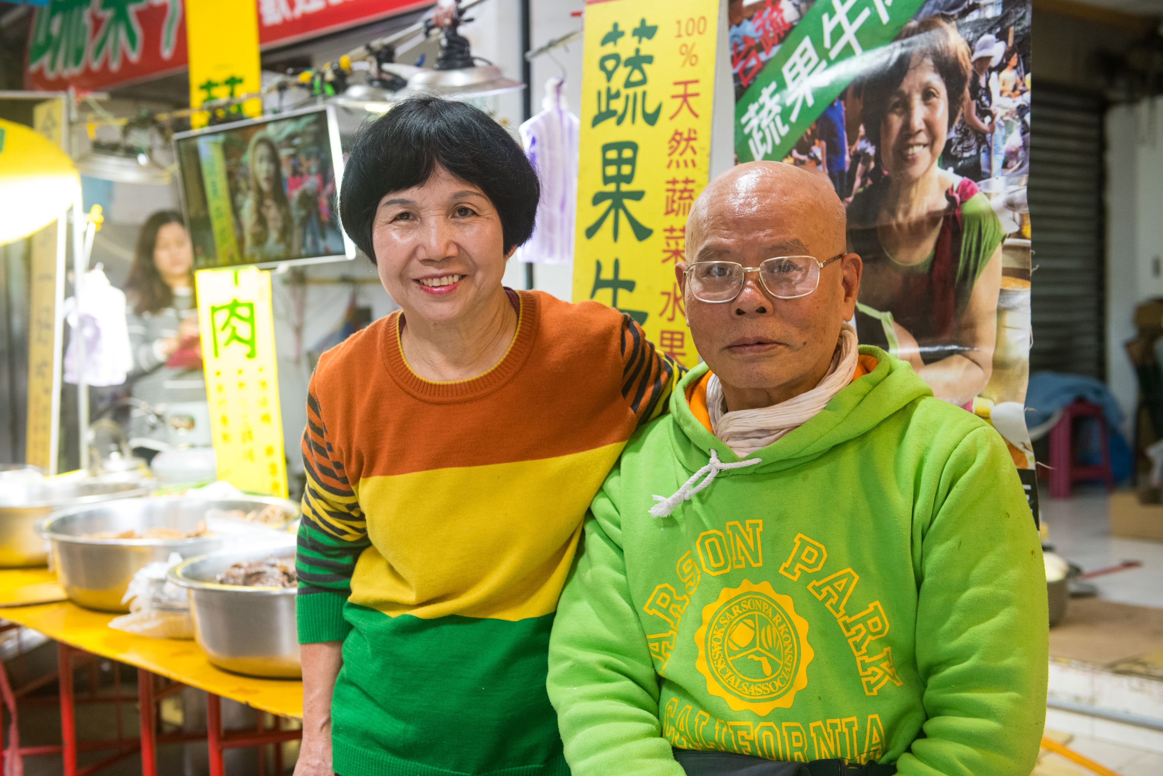 老闆廖進福和老闆娘黃嬌堅持用無添加的方法滷牛肉，兩人鶼鰈情深。