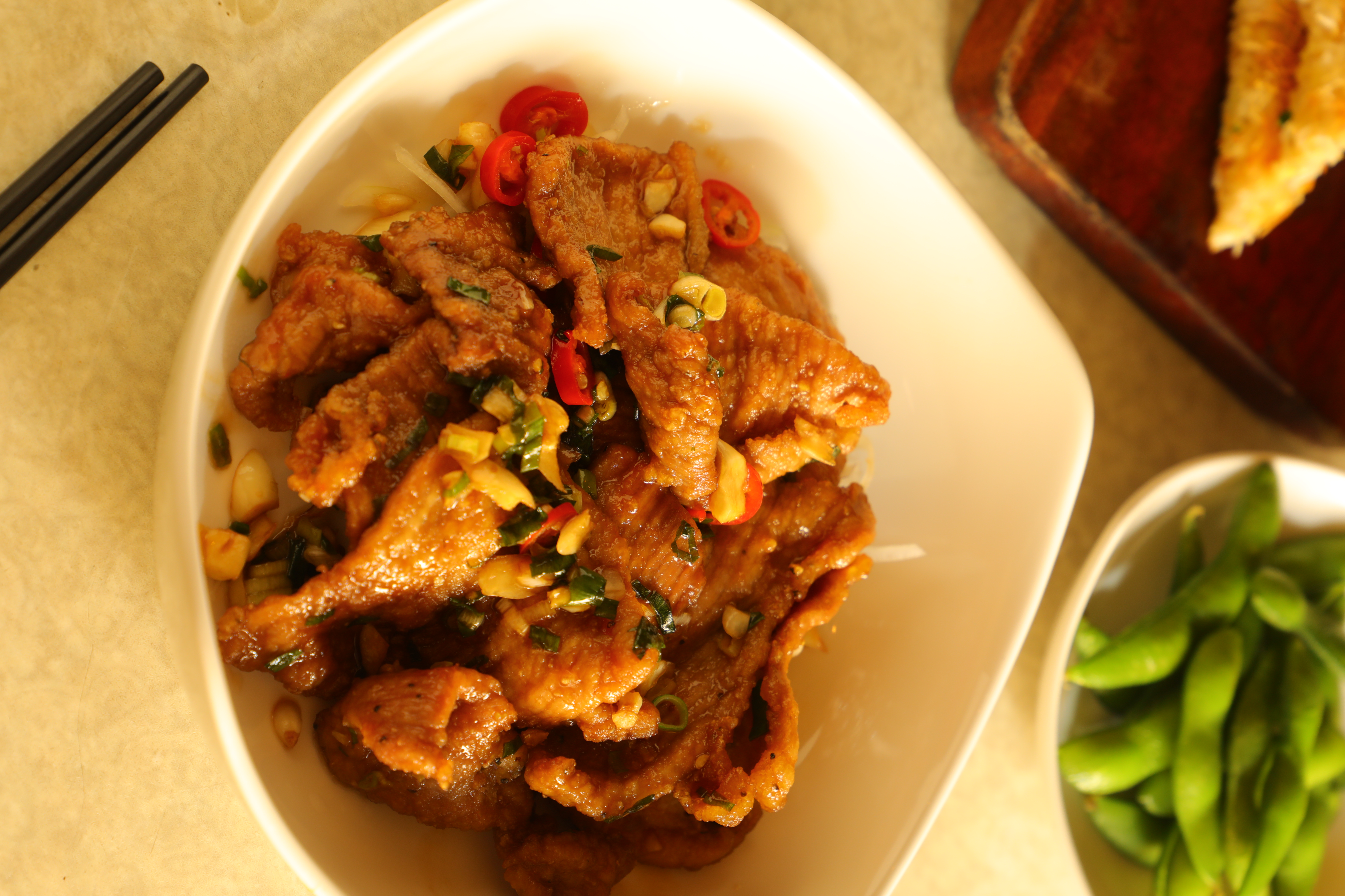 炸肉鹹甜醬汁非常下飯。（180元／份）