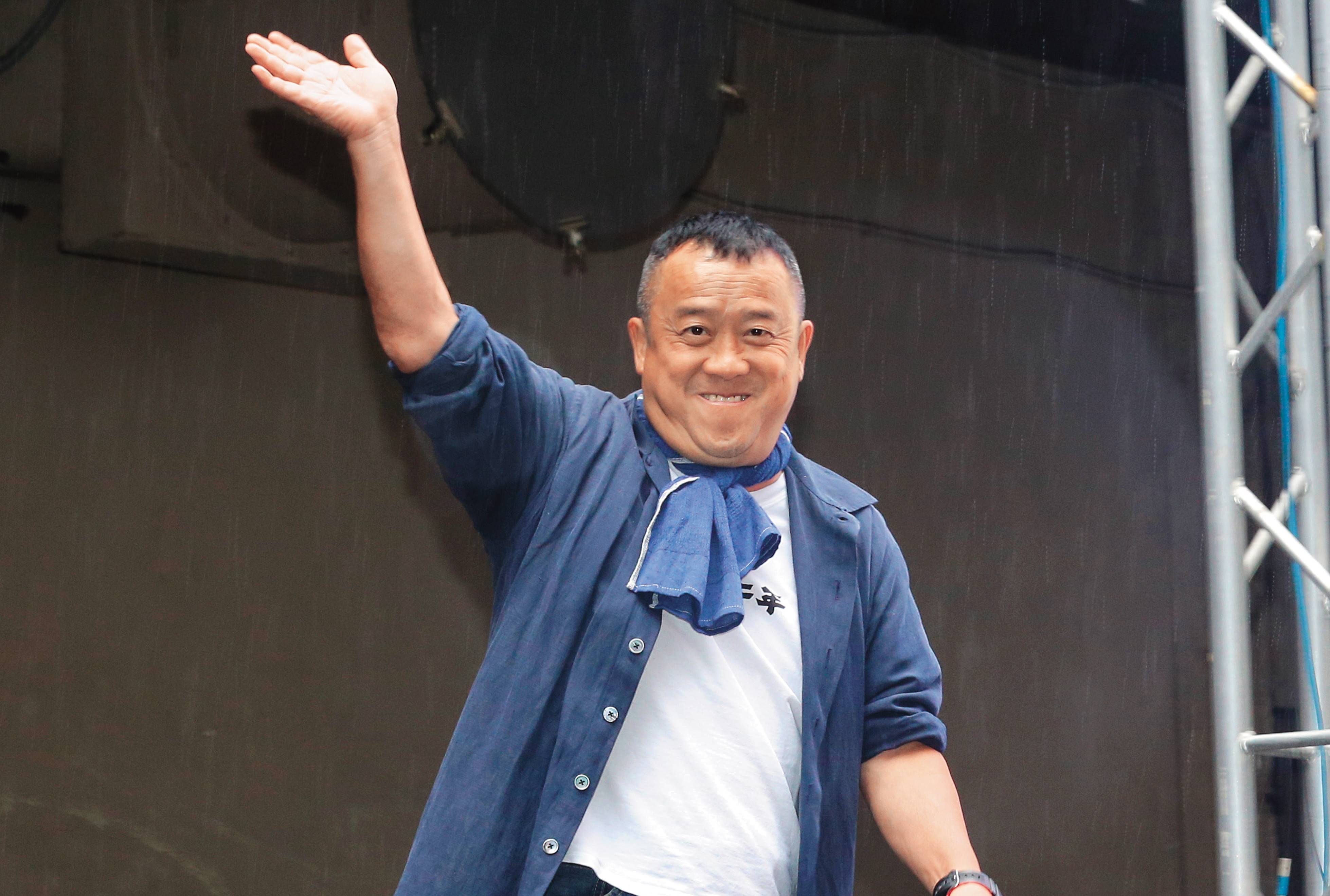 曾志偉去年6月起留在上海工作，高知名度的他接下多達40個肖像授權代言，為他賺入新台幣1億7,000多萬元。