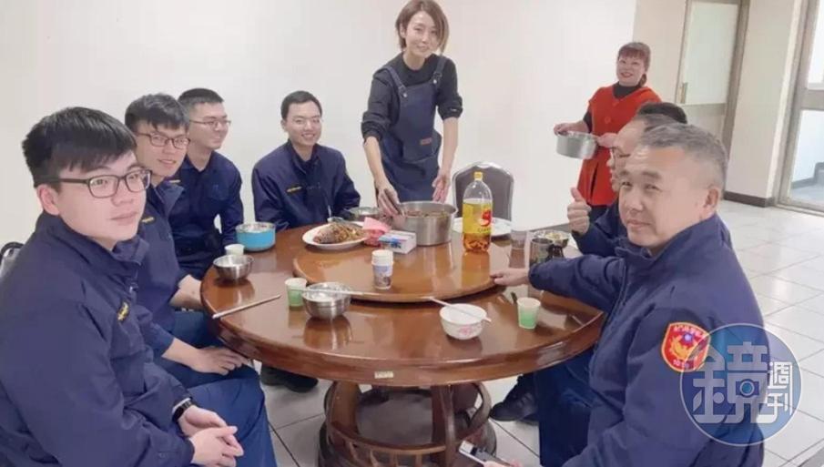 金城分局長胡淑淨近日親自下廚，做了多道拿手菜，犒賞同仁。（翻攝畫面）