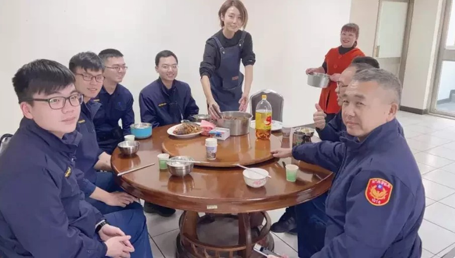 金城分局長胡淑淨近日親自下廚，做了多道拿手菜，犒賞同仁。（翻攝畫面）