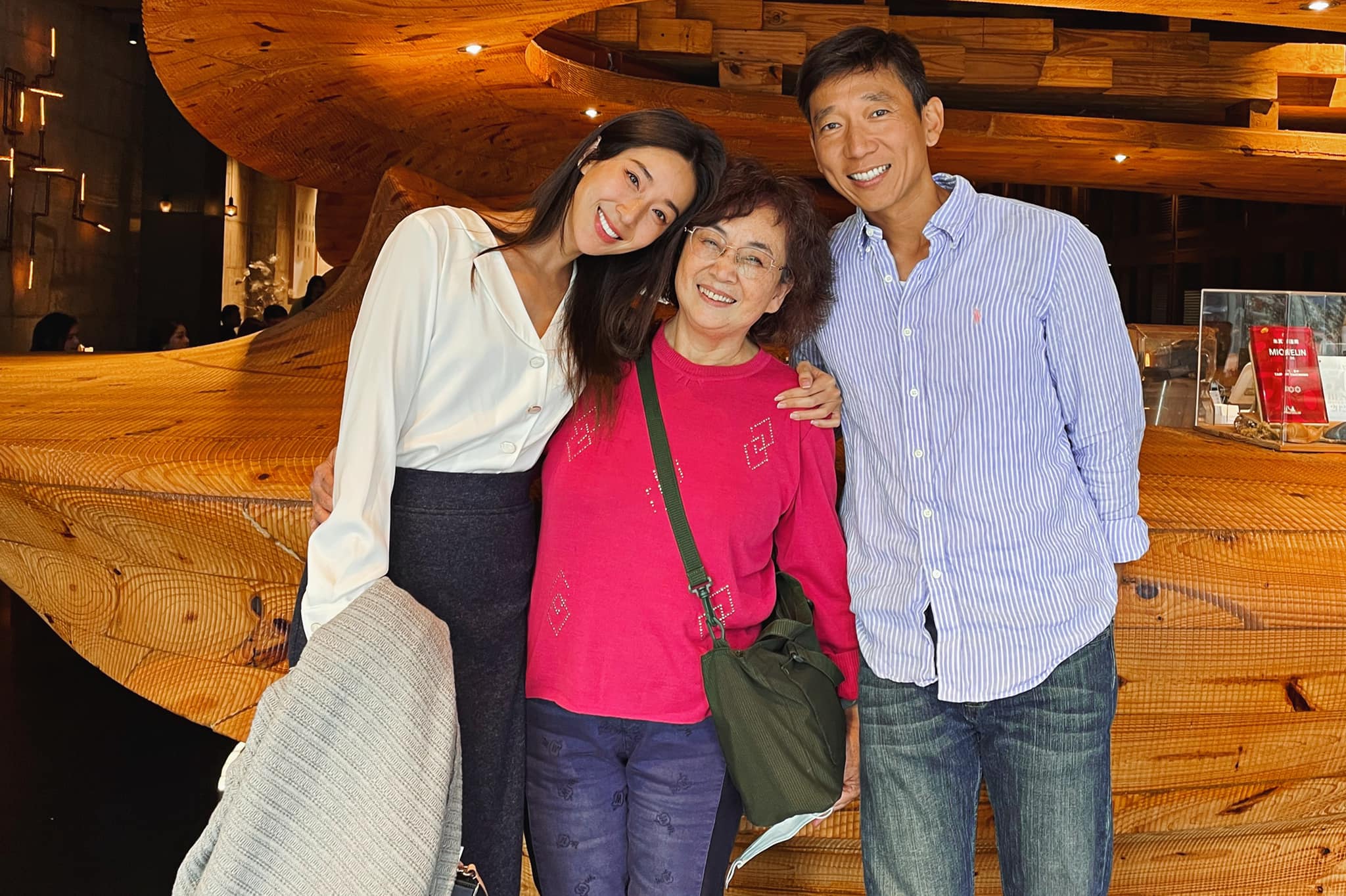 隋棠（左）與老公Tony（右）幫媽媽（中）慶生，網友稱讚︰「棠棠遺傳了媽媽的美貌跟氣質啊！」（翻攝自隋棠臉書）