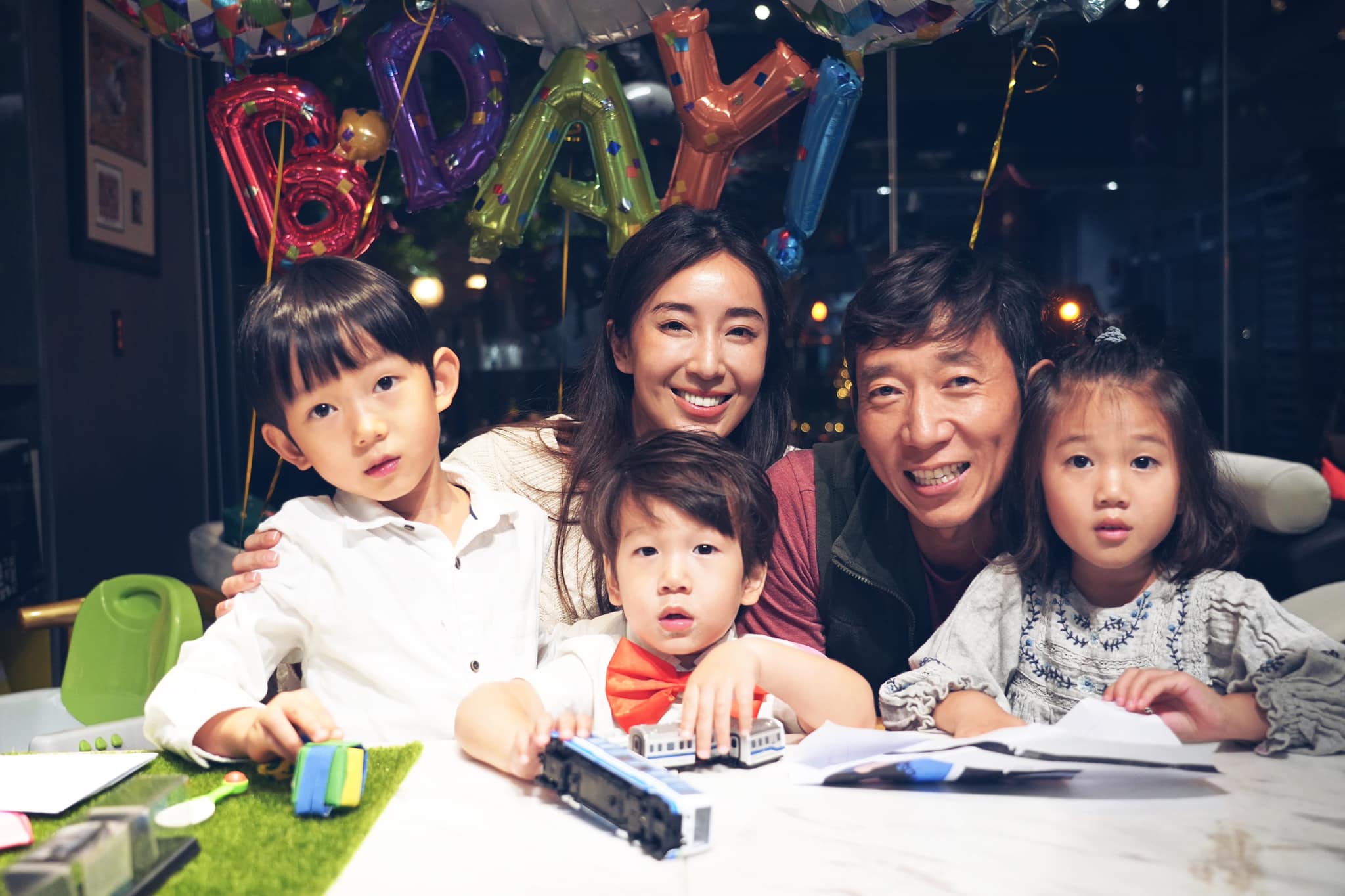 隋棠（左2）和老公Tony（右2）婚後育大兒子Max（左）、女兒Lucy（右），以及小兒子Olie（前排）。（翻攝自隋棠臉書）