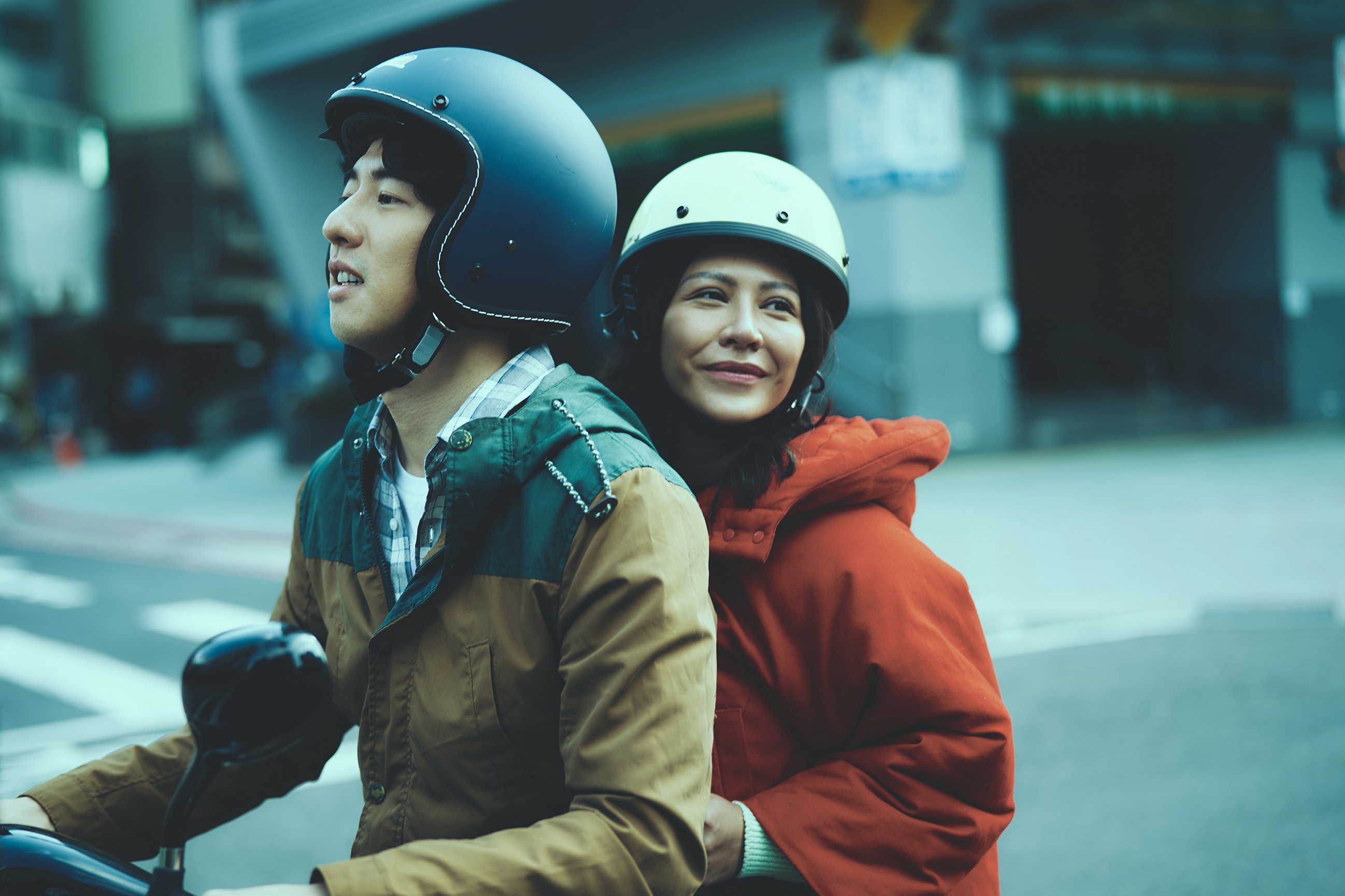 艾怡良（右）在《我沒有談的那場戀愛》，挑大樑飾演臉臭心善的理工女郭勤勤。（華納提供）