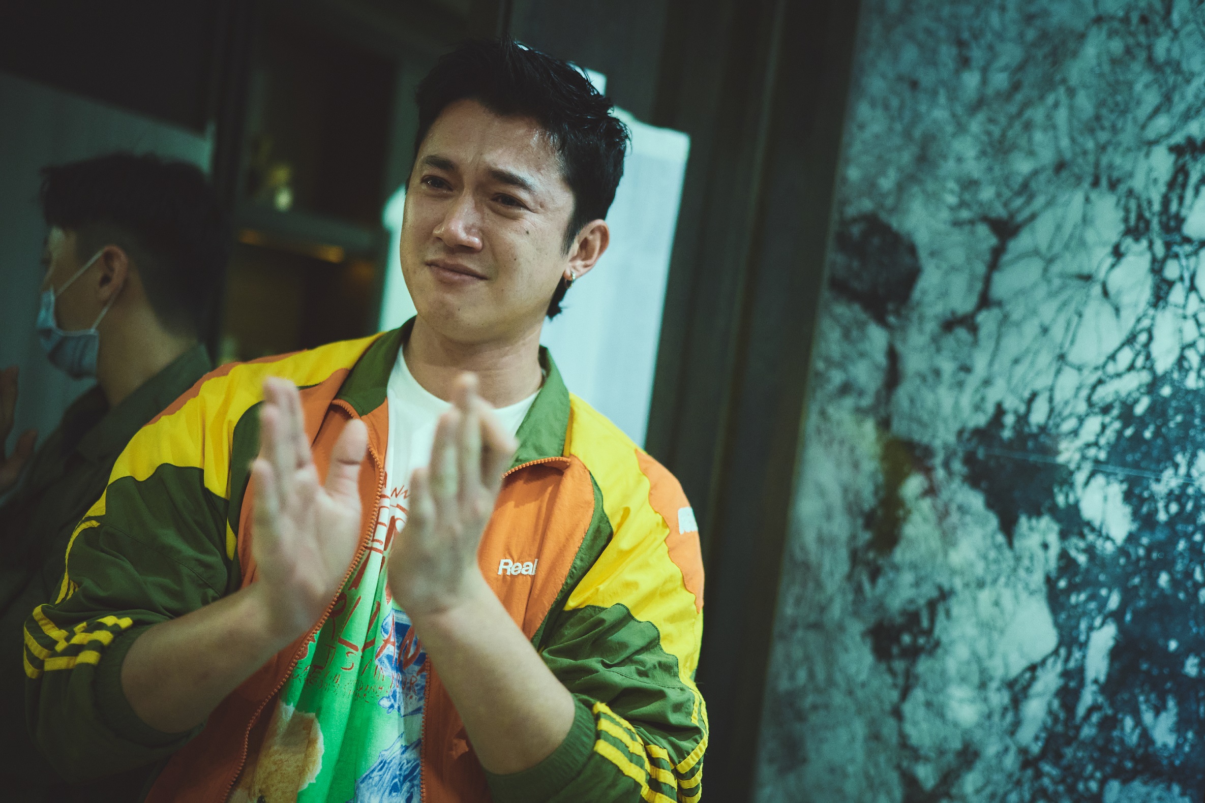 吳慷仁為了在《我沒有談的那場戀愛》飾演花心的廣告導演, 2個月增重變成84公斤的福泰圓臉。(華納提供)
