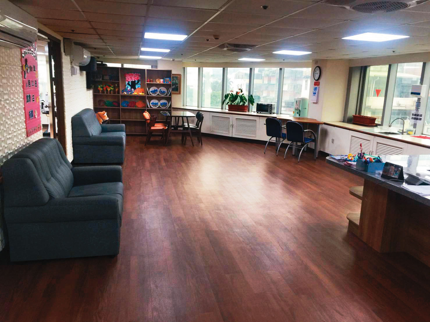 院方稱小方的瘀青是撞傷，但家屬比對護理之家現場椅子，大多為沙發。（讀者提供）