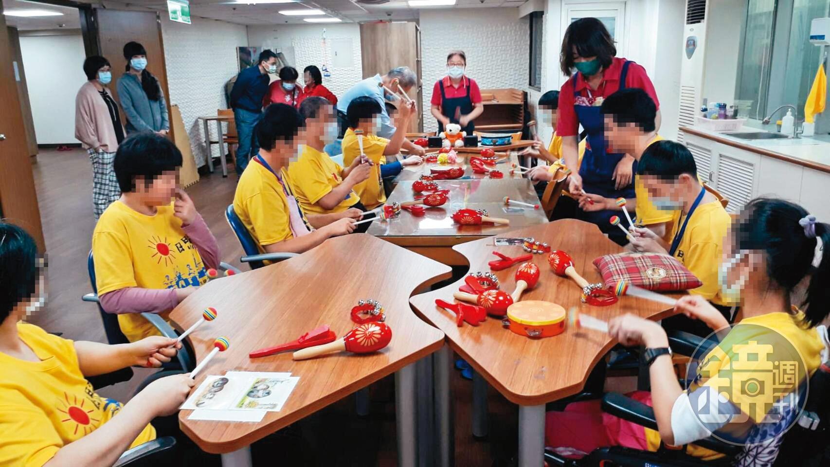 小方(左2)平常在護理之家與其他病患一起上課。(讀者提供)