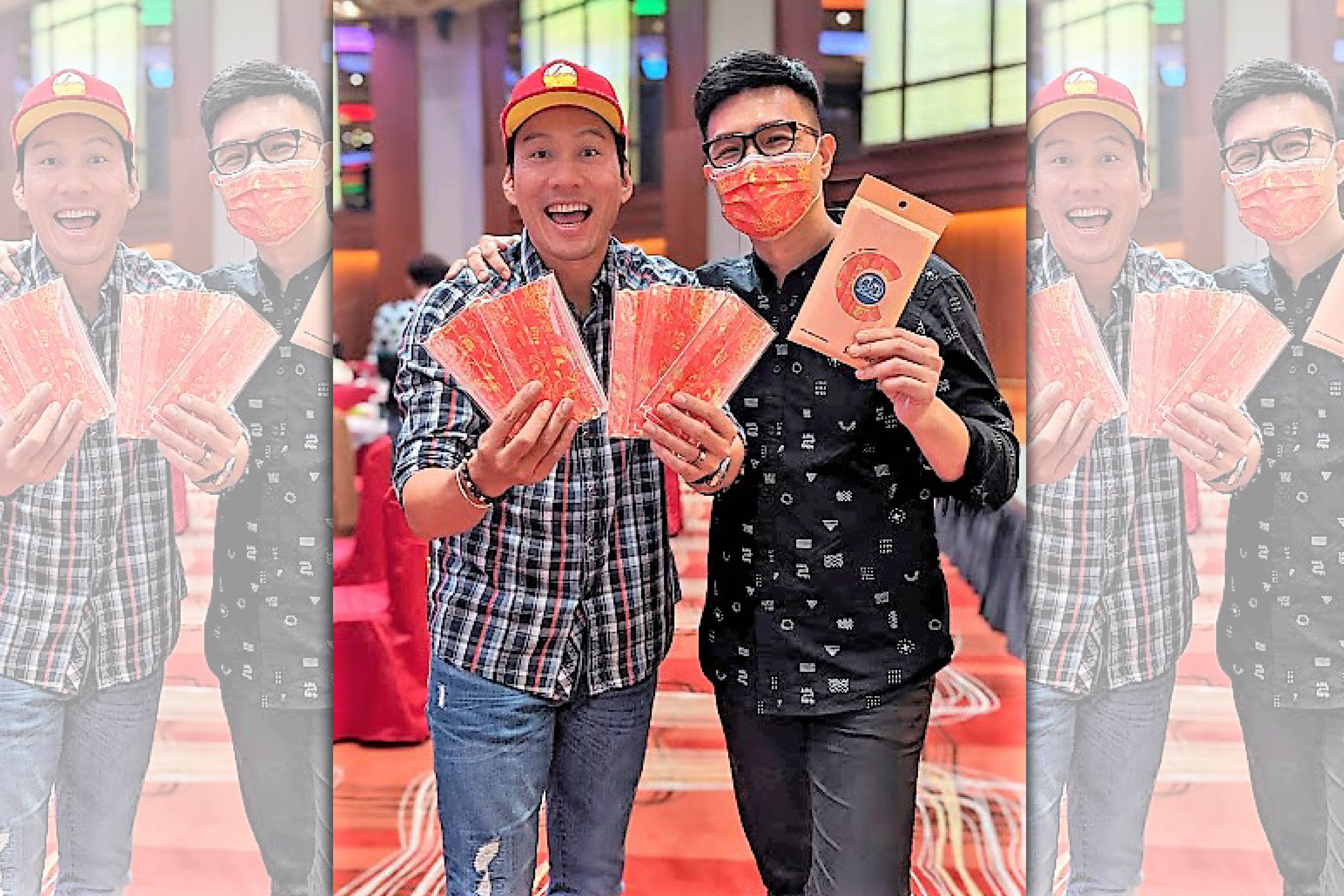 蔣偉文（右）順應防疫情勢，推出2款文創口罩。（艾迪昇傳播提供）