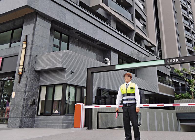 有保全值班玩遊戲被住戶公審，就有網友指出，問題出在雙方對保全工作內容認知有落差。（本刊資料照）