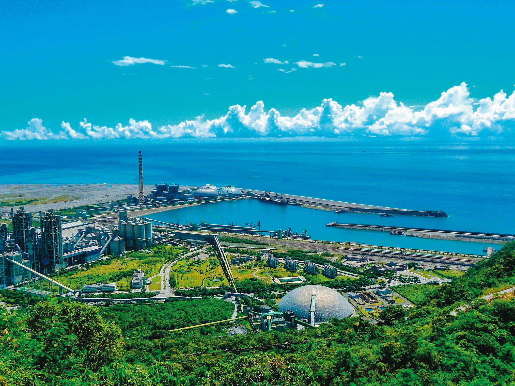 台泥和平廠開創廠、電、港「三合一」的全球首例，為台泥打下轉型綠色企業的良好基礎。（翻攝台泥企業團臉書）