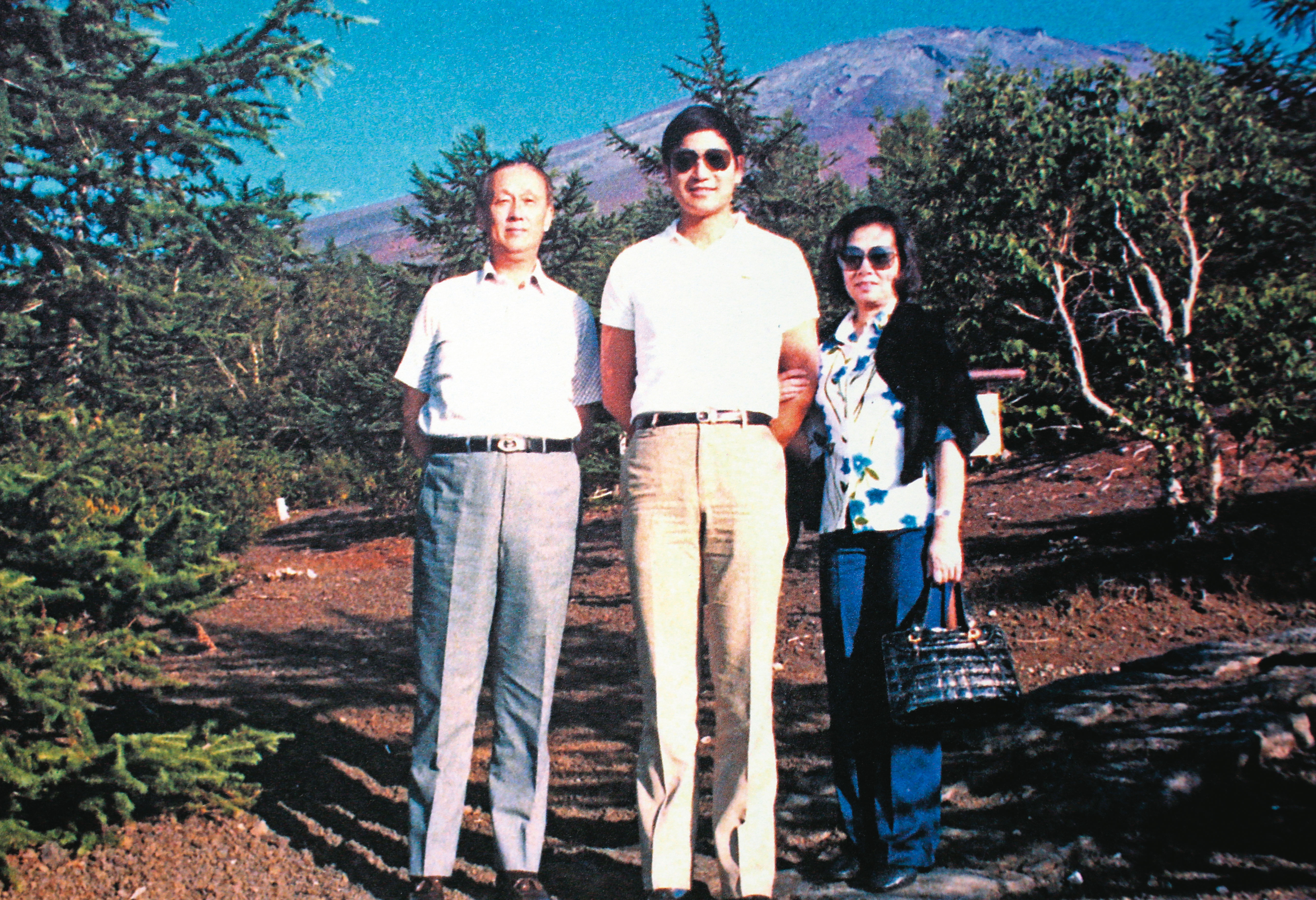 張安平(中)向來敬重岳父辜振甫(左),照片為他與辜振甫、辜嚴倬雲(右)夫婦合影。(翻攝自辜振甫紀念專刊)