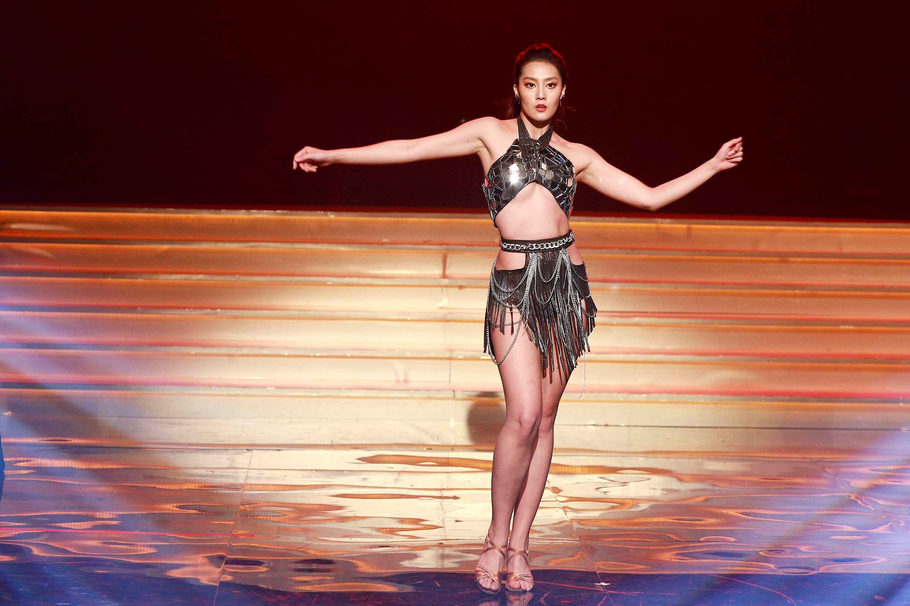 為了表演，顏曉筠長達2個月積極練習，笑稱「一個禮拜練習8天」。（民視提供）