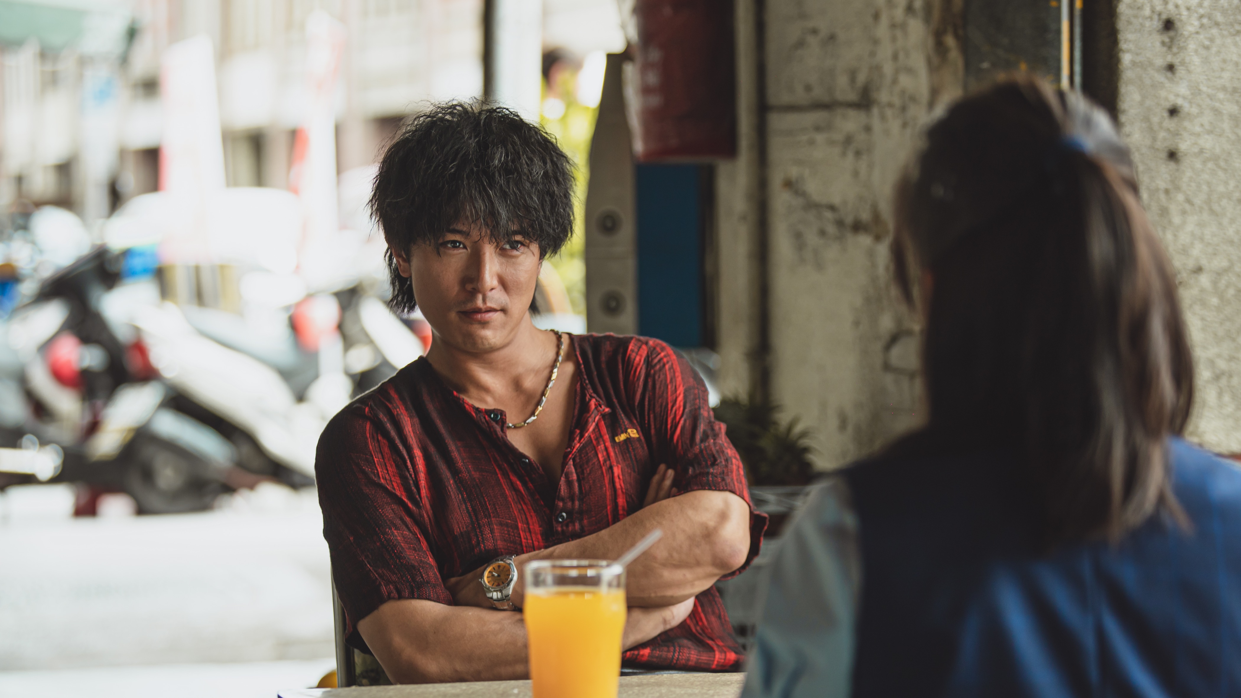 邱澤以台客造型，挑戰討債流氓一角。（金盞花大影業提供）