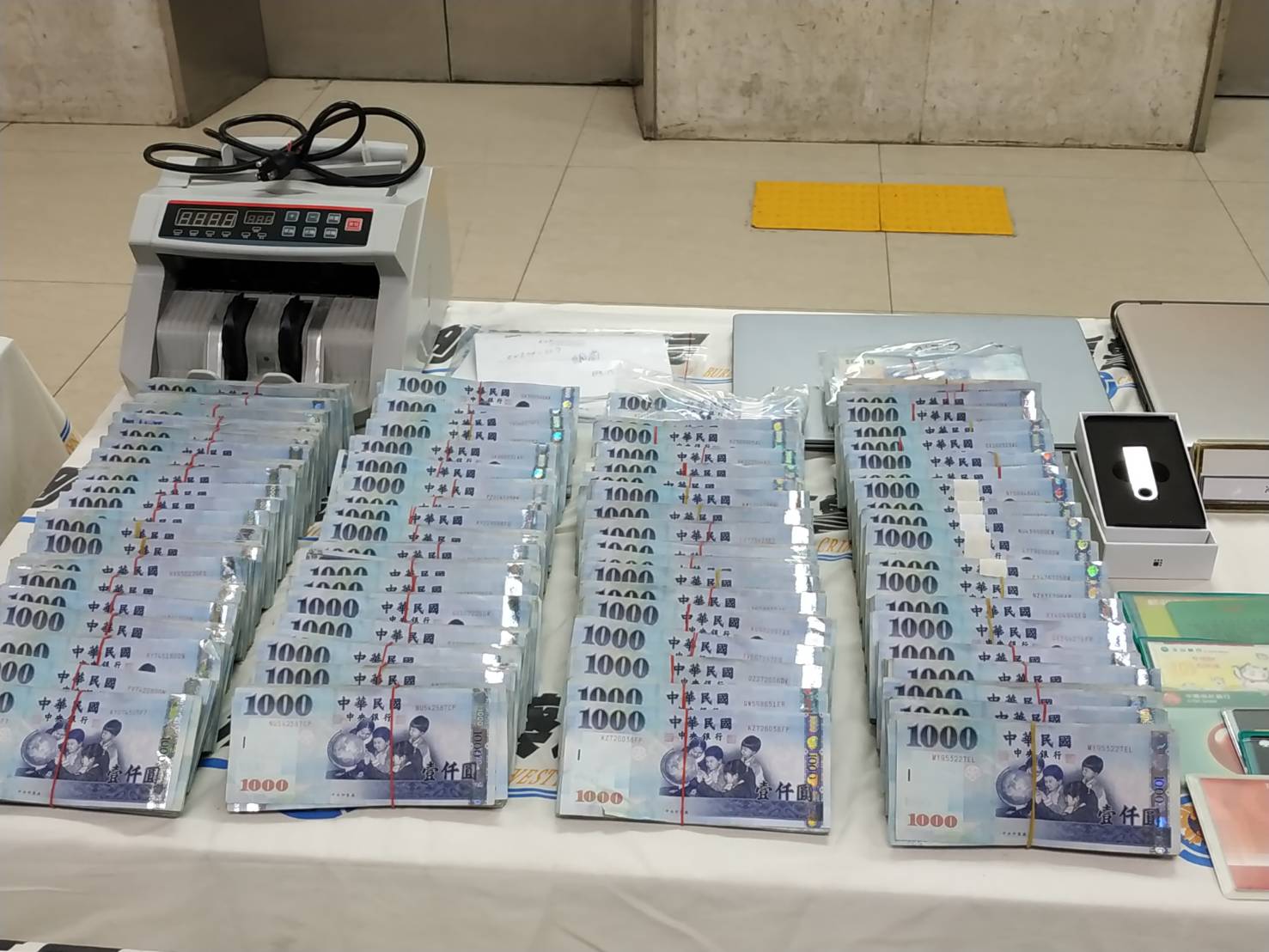 同案查獲的現金中,現鈔部分多達700萬元;但一旁不起眼的隨身碟(冷錢包)也值600萬元。