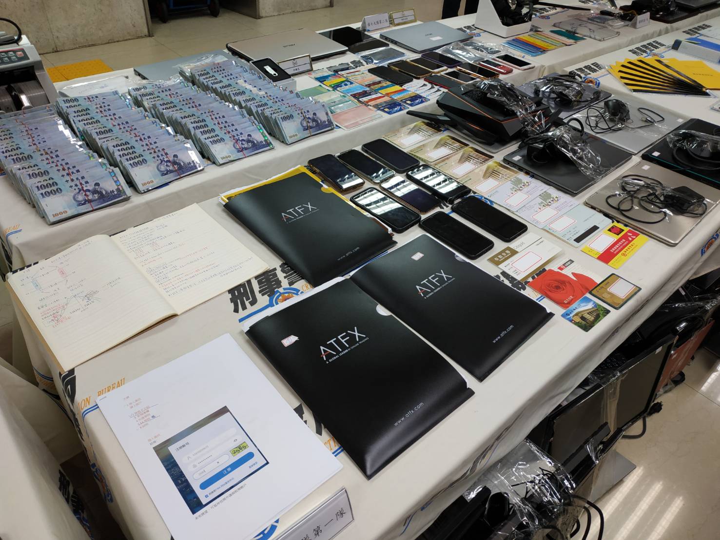 刑事局上個月查獲的詐騙案，警方陳列查扣贓證物。