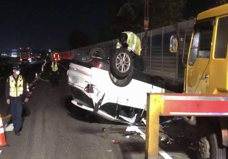 白色車子翻覆在外側車道,車上2人死亡。(讀者提供)