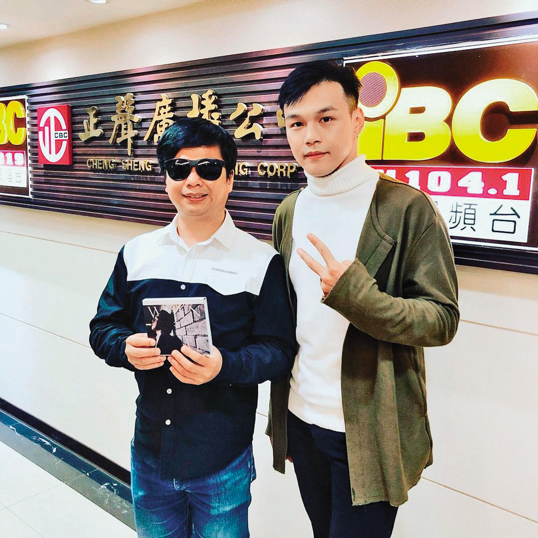 陳凡騏(右)曾以歌手身分上廣播電台主持人王俊傑(左)的節目。(翻攝自陳凡騏IG)
