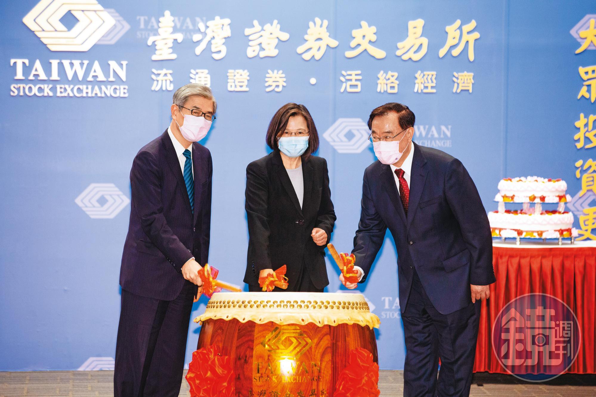 大勢而言，辛丑牛年無論股市還是房市，會呈上行走勢。如今，利率超低，年輕小資族不妨認真看房，貸款買個小套房，讓自己有個安身立命之地。