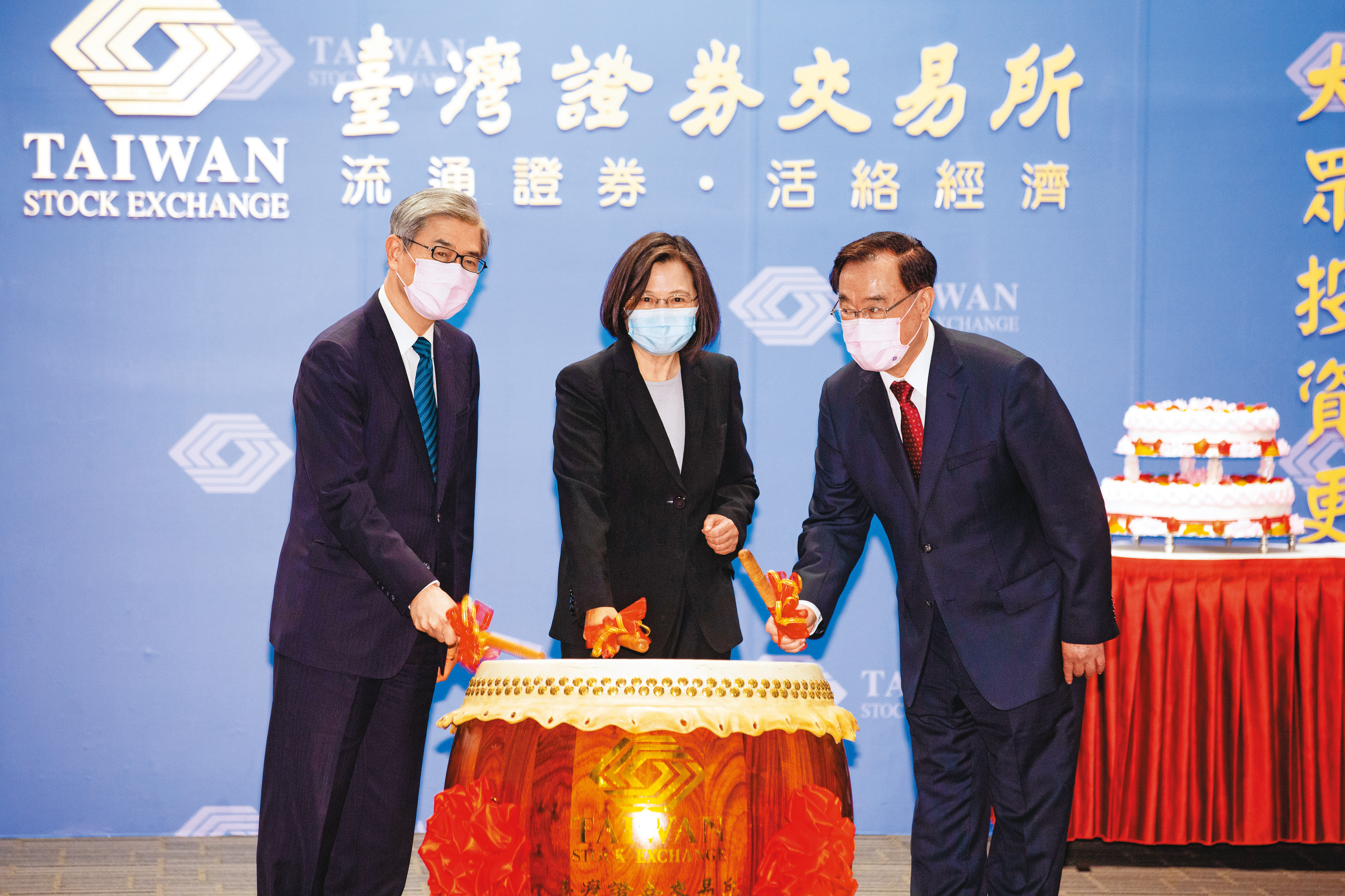 大勢而言，辛丑牛年無論股市還是房市，會呈上行走勢。如今，利率超低，年輕小資族不妨認真看房，貸款買個小套房，讓自己有個安身立命之地。