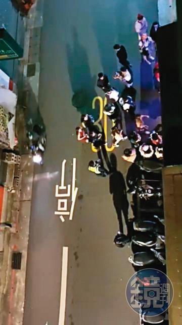 餐廳經常到半夜仍相當喧鬧,不時有警察(箭頭處)前來勸導。(讀者提供)