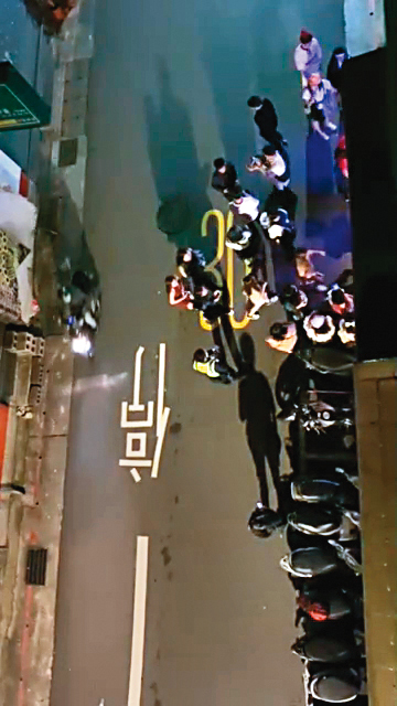 餐廳經常到半夜仍相當喧鬧,不時有警察(箭頭處)前來勸導。(讀者提供)