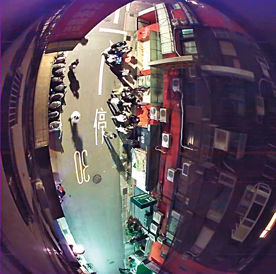 今年跨年夜時,直到凌晨3、4點店門口仍聚集大批喧鬧酒客。(讀者提供)