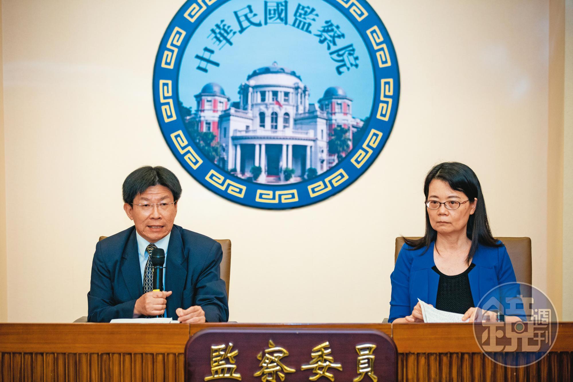 監委王美玉（右）、高涌誠（左）提案通過彈劾後石木欽後，被逼自首的吳仙富家屬們希望全案能有真相大白的一天。