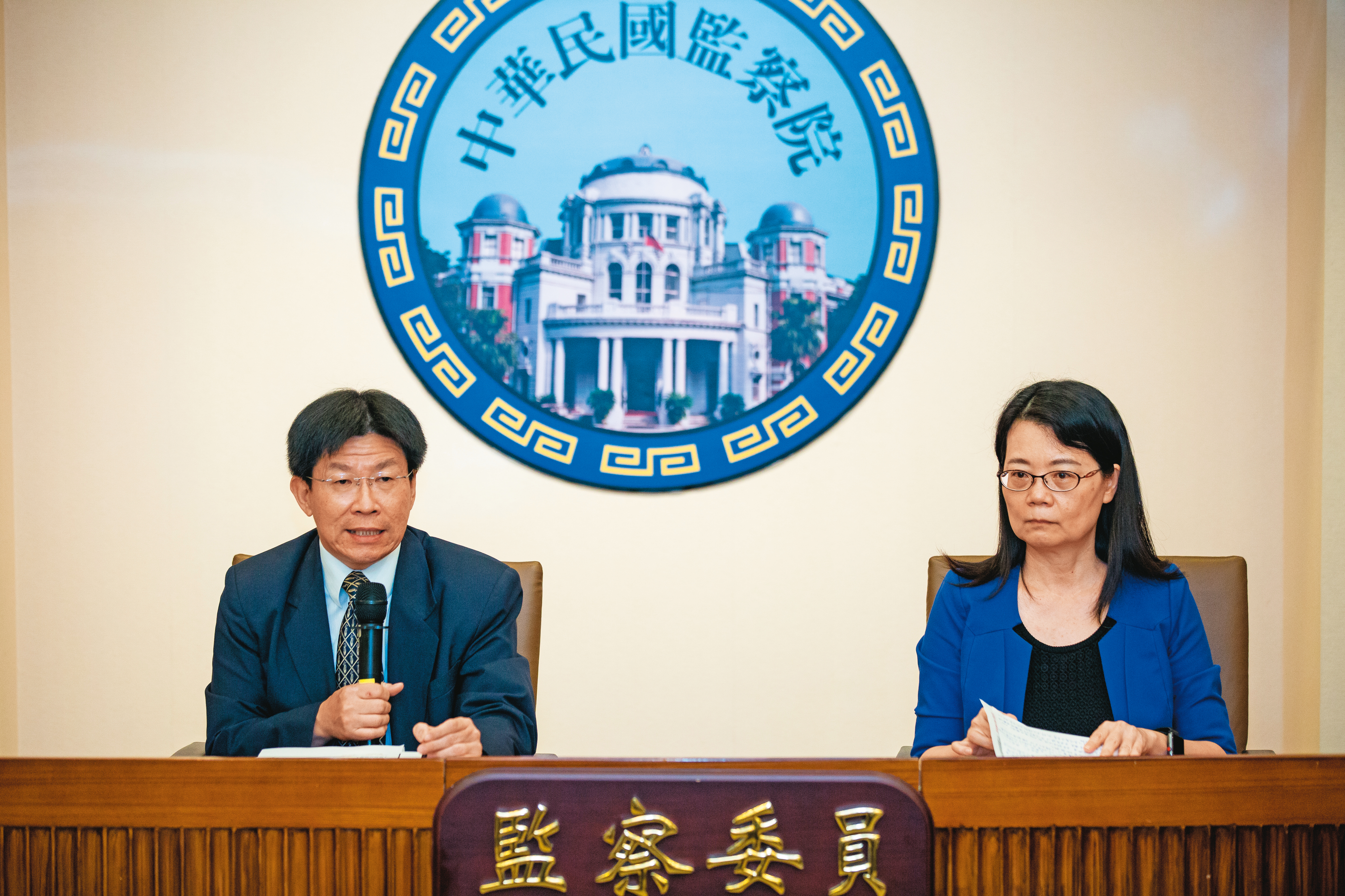 監委王美玉(右)、高涌誠(左)提案通過彈劾後石木欽後,被逼自首的吳仙富家屬們希望全案能有真相大白的一天。