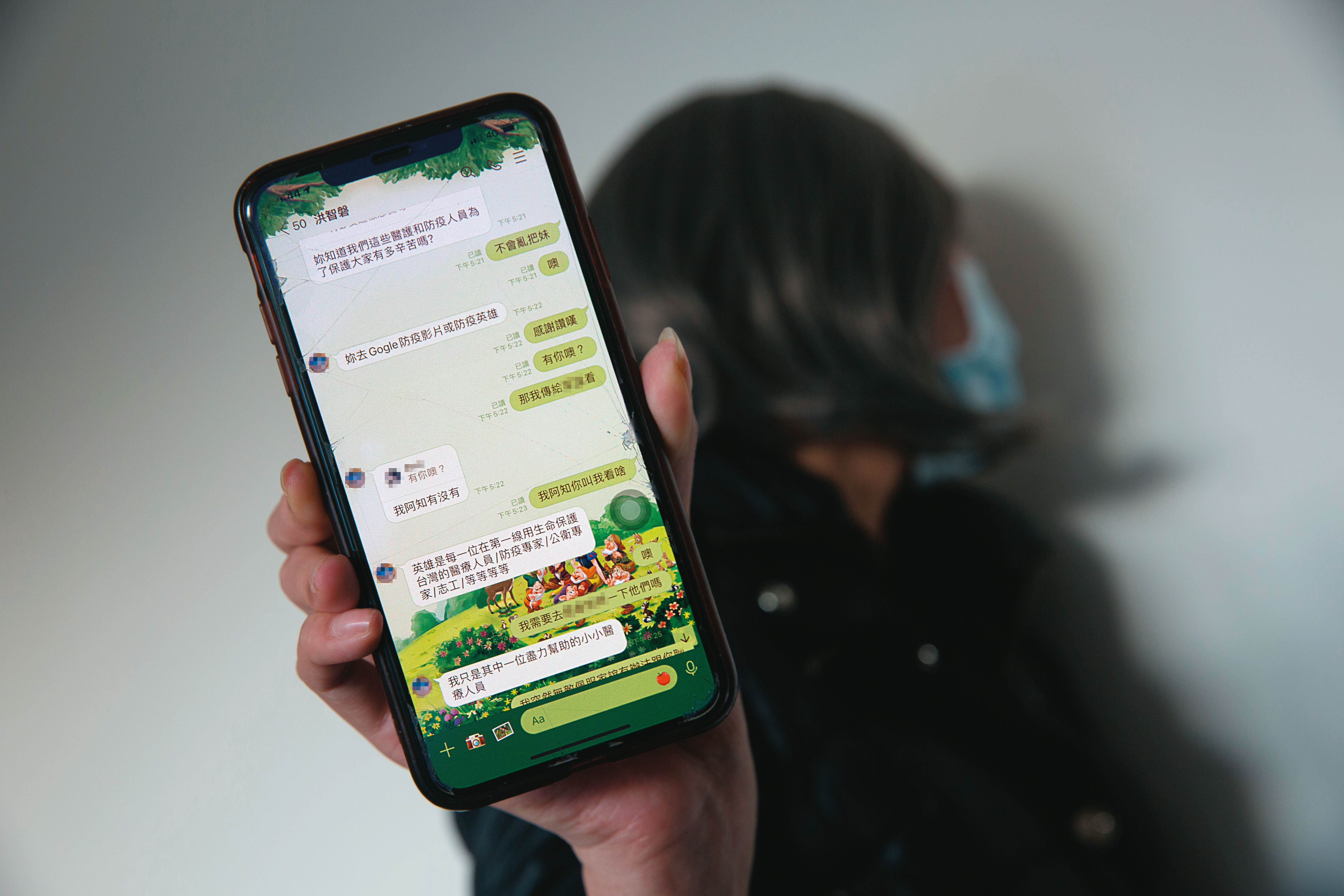 受害人B小姐秀出對話紀錄,指洪男被揭穿後,仍面不改色堅稱自己是醫師。