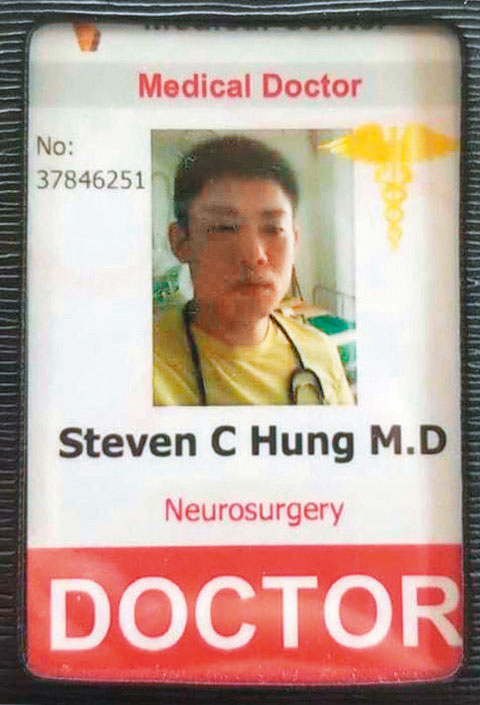 洪男掛著聽診器自拍的美國醫師證件,其實是花10美元偽造的。(讀者提供)
