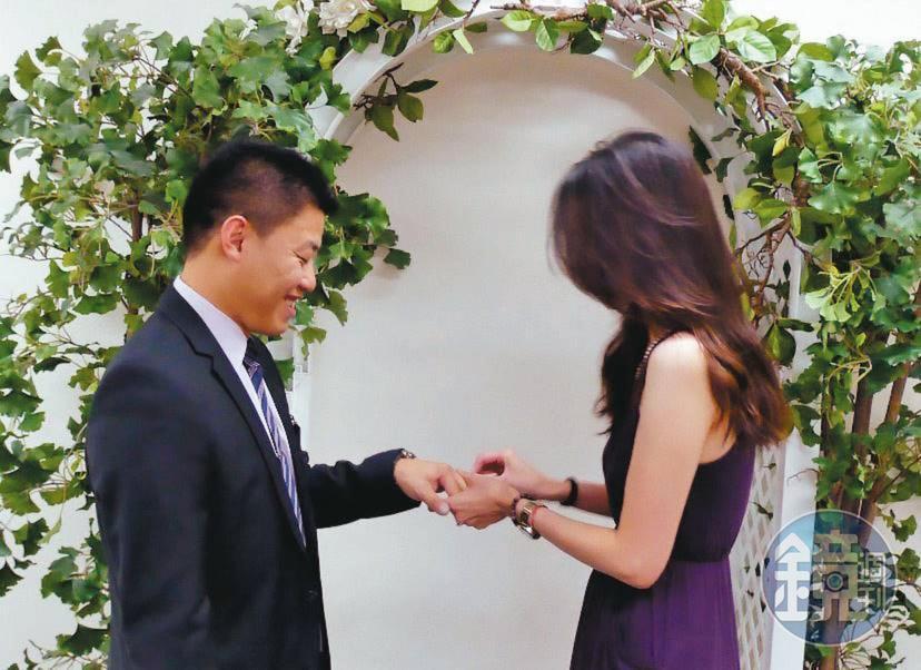 洪男(左)與趙女(右)2011年在美國結婚,婚後生了2個女兒。(讀者提供)