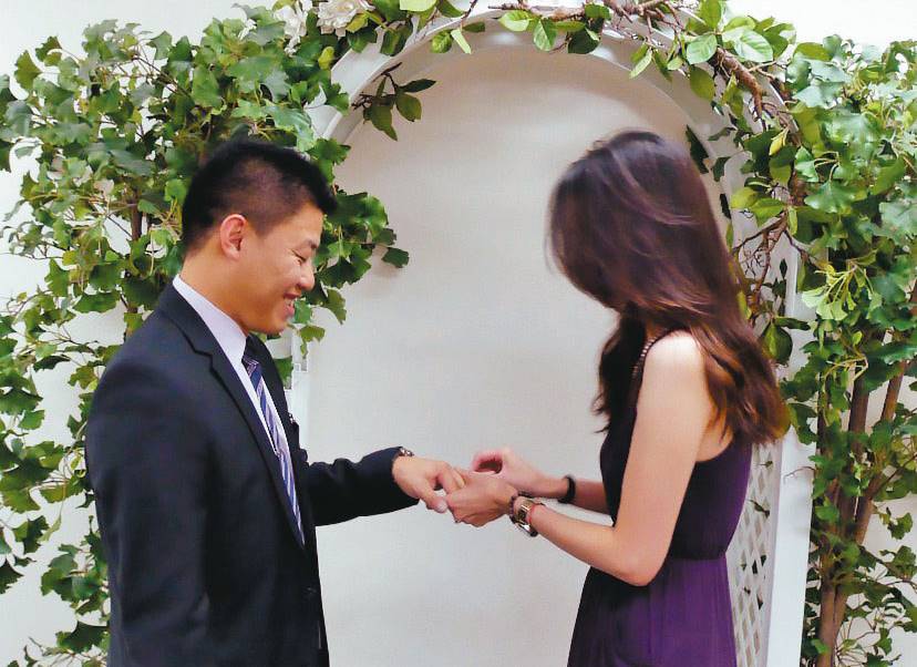 洪男（左）與趙女（右）2011年在美國結婚，婚後生了2個女兒。（讀者提供）