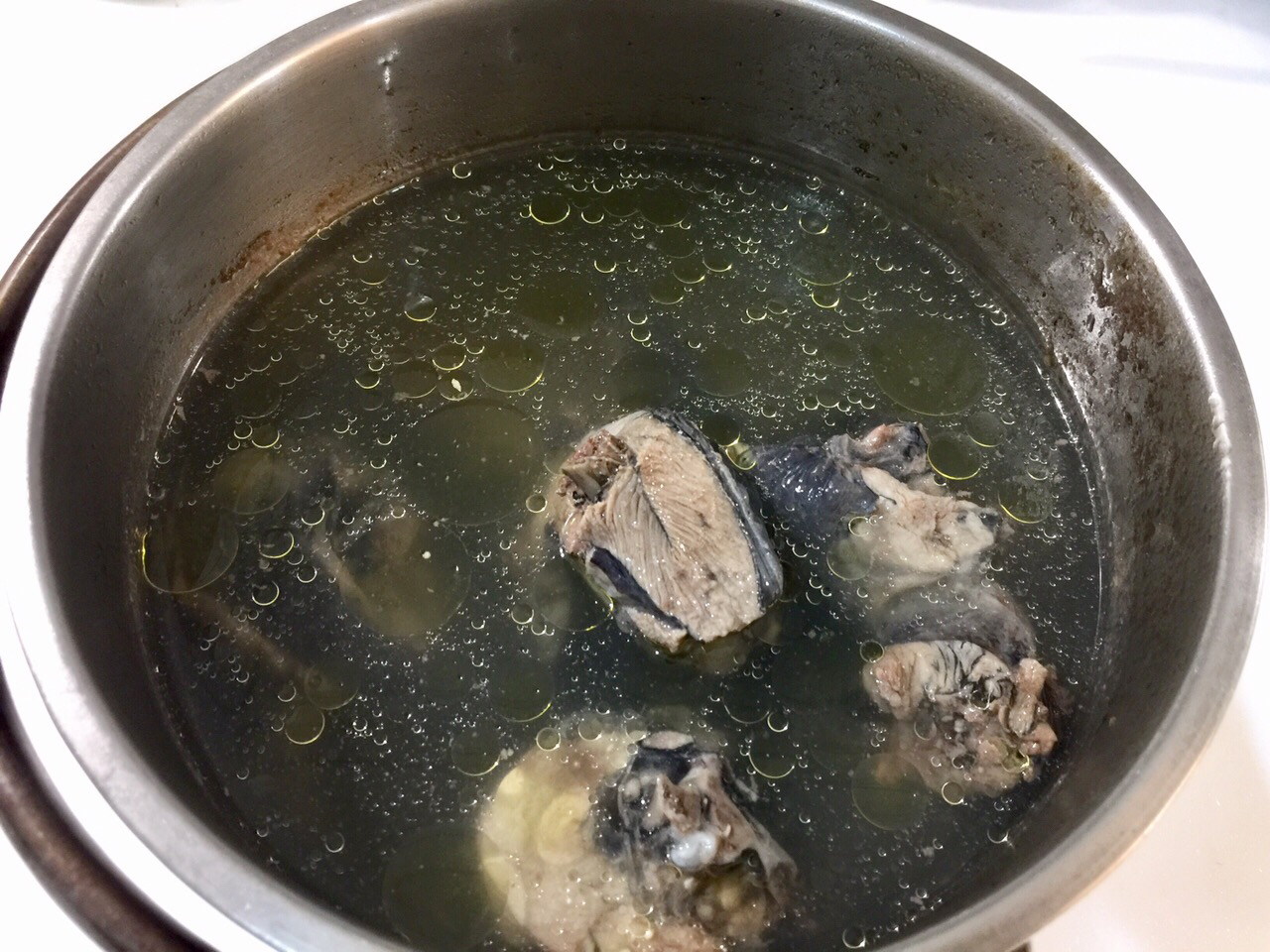 先將烏骨雞拿到電鍋裡蒸。