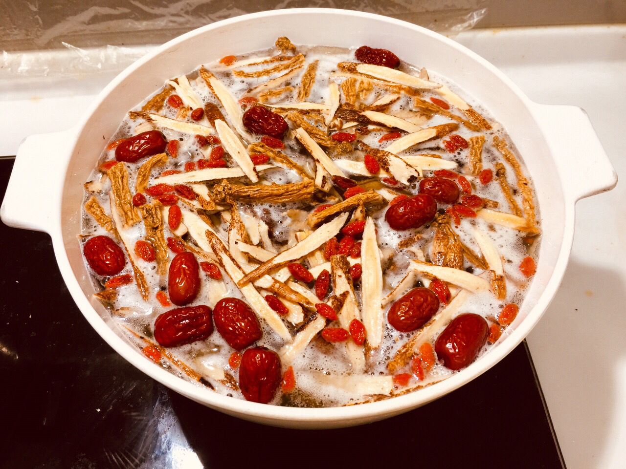 將中藥材放入水中煮。