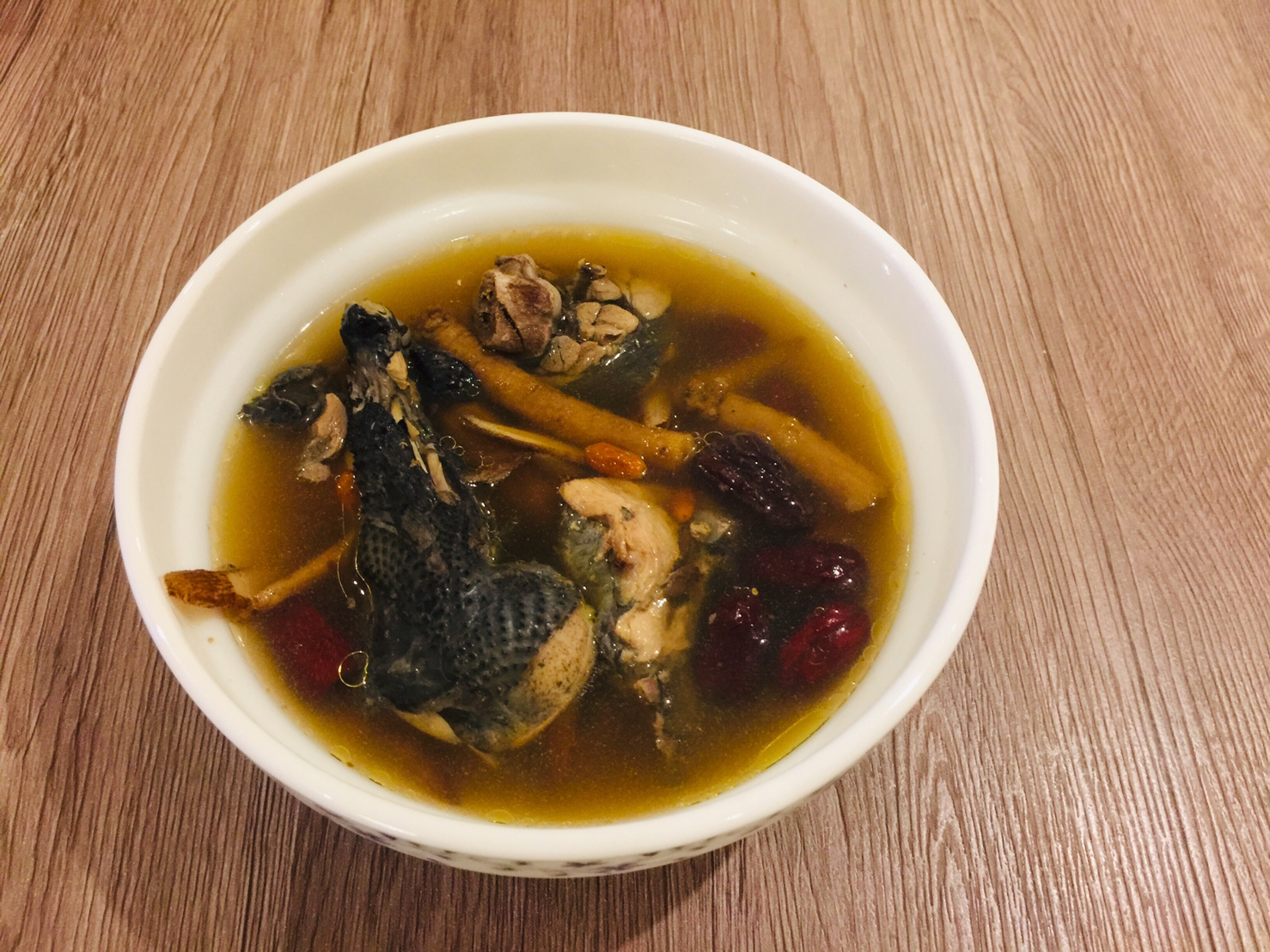 過年期間，來碗熱呼呼的「黨蔘雞湯」，有助提升免疫力。