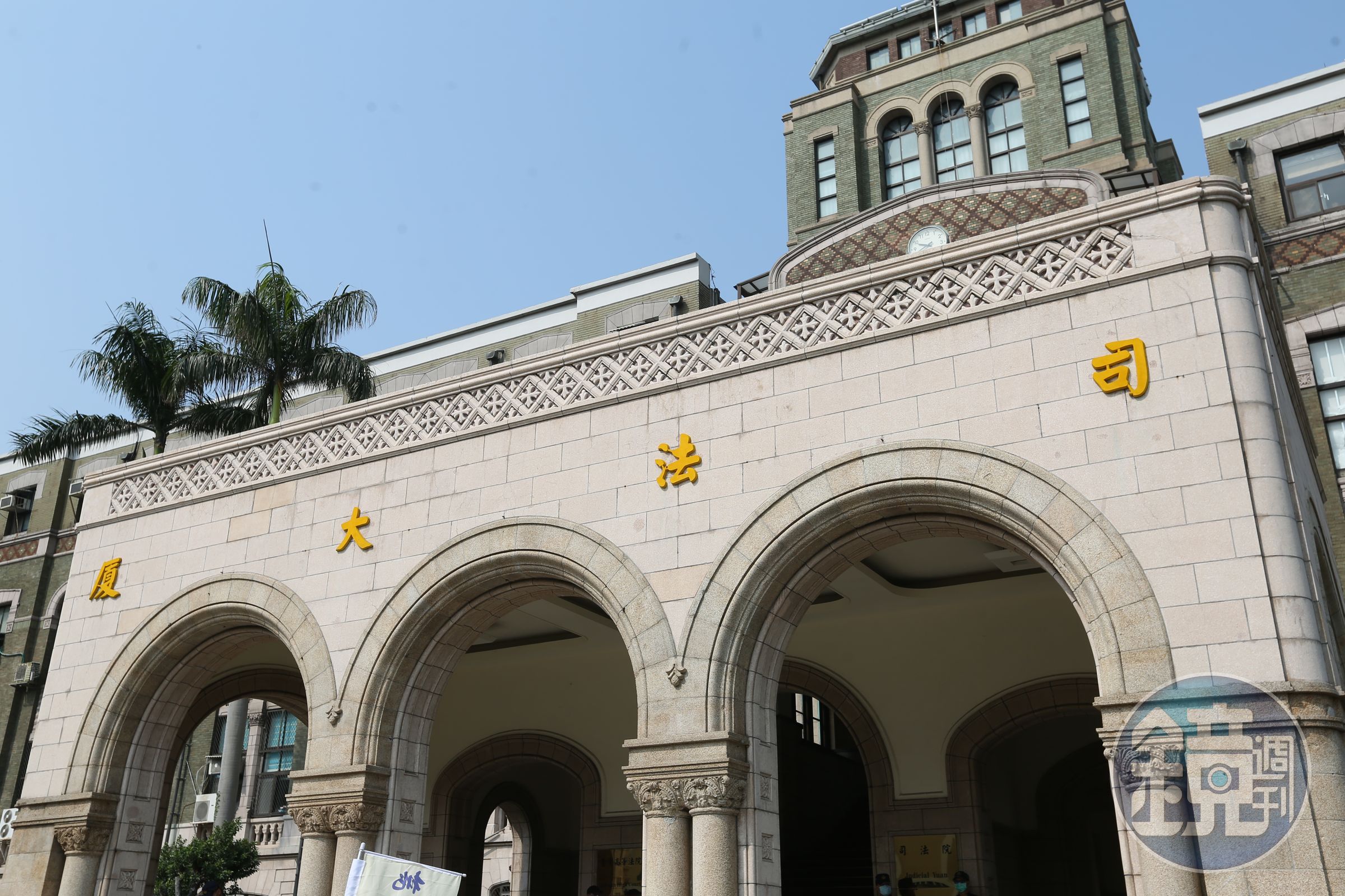 由於全案的關鍵人物均已過世，2人已無法自己要求平反，目前正由最高檢成立專案小組研究，能否由檢察官主動為2人聲請再審。