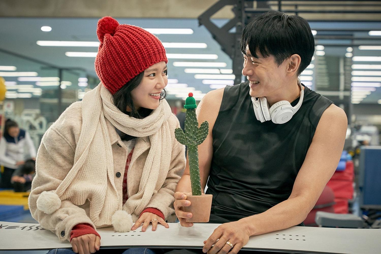 劉太旿飾演身障奧運的滑雪板選手,將向交往多年的女友崔秀英求婚。(華映娛樂提供)