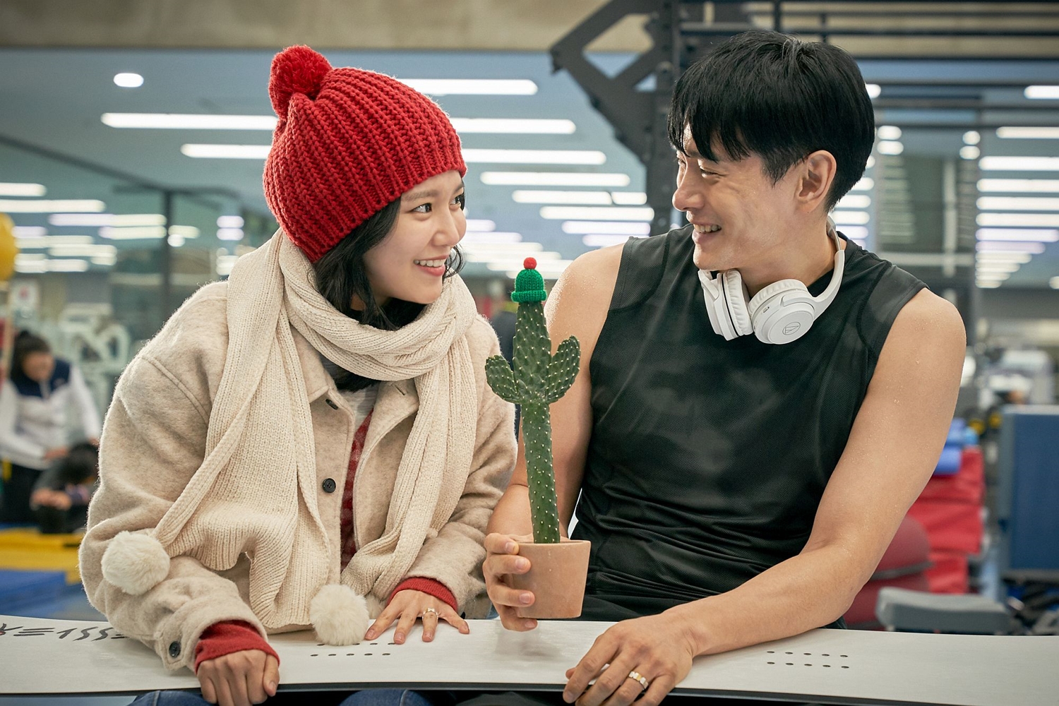 劉太旿飾演身障奧運的滑雪板選手，將向交往多年的女友崔秀英求婚。（華映娛樂提供）