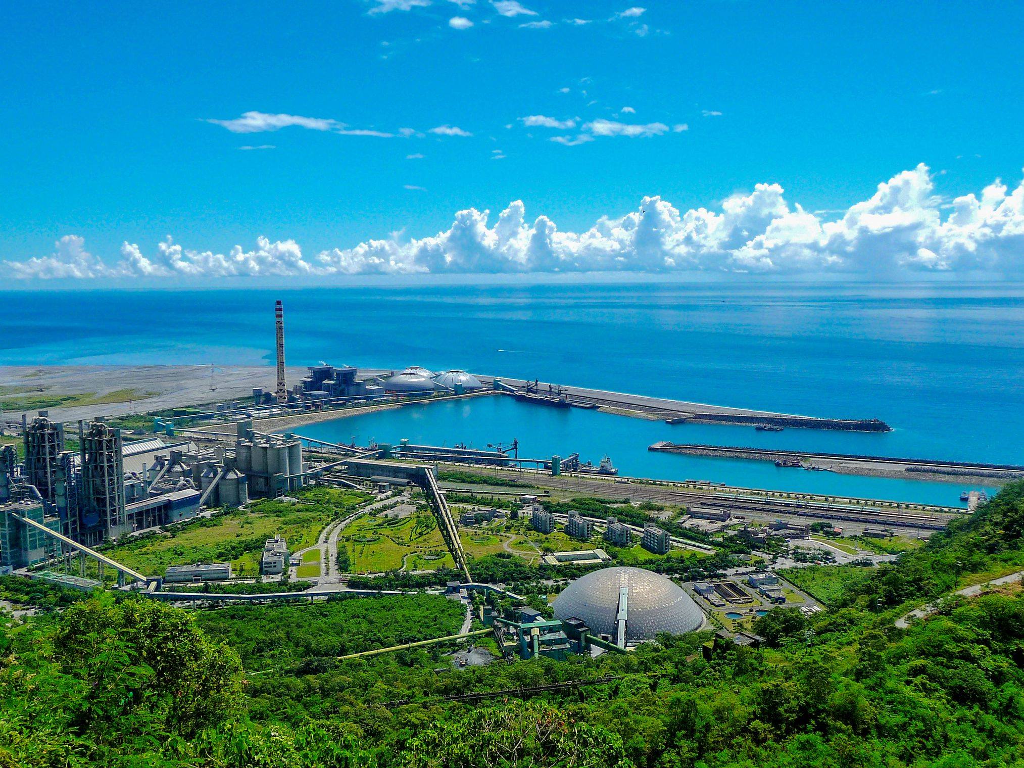 台泥和平廠開創廠、電、港「三合一」的全球首例，為台泥打下轉型綠色企業的良好基礎。（翻攝台泥企業團臉書）