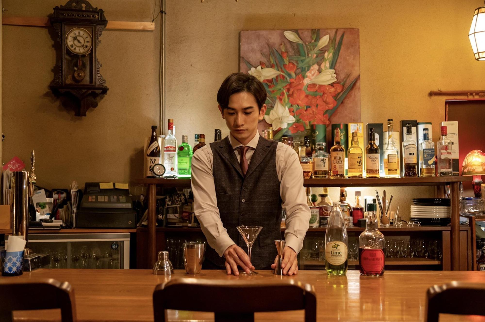 田啓太主演日劇《西荻窪 三星洋酒堂》當最帥酒保。（friDay影音提供）