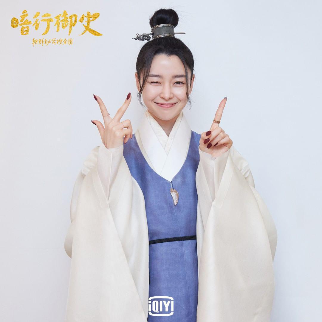 女主角權娜拉扮成男裝,開心比出13手勢,感謝觀眾支持《暗行御史:朝鮮秘密搜查團》。(愛奇藝國際站提供)