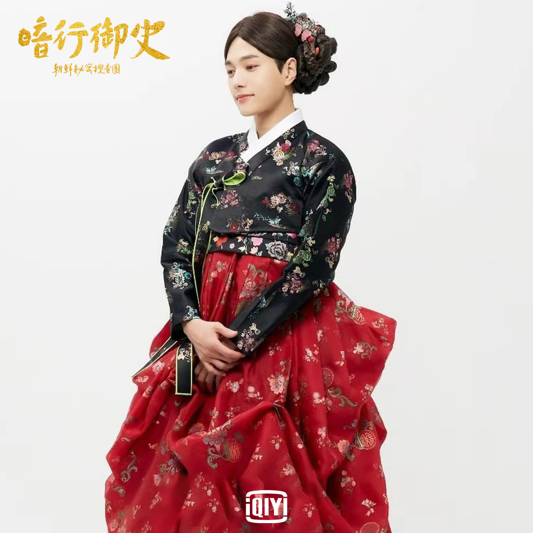 金明洙戴上古代女子的假髮，穿上紅黑色調的韓服，讓粉絲驚豔。（愛奇藝國際站提供）