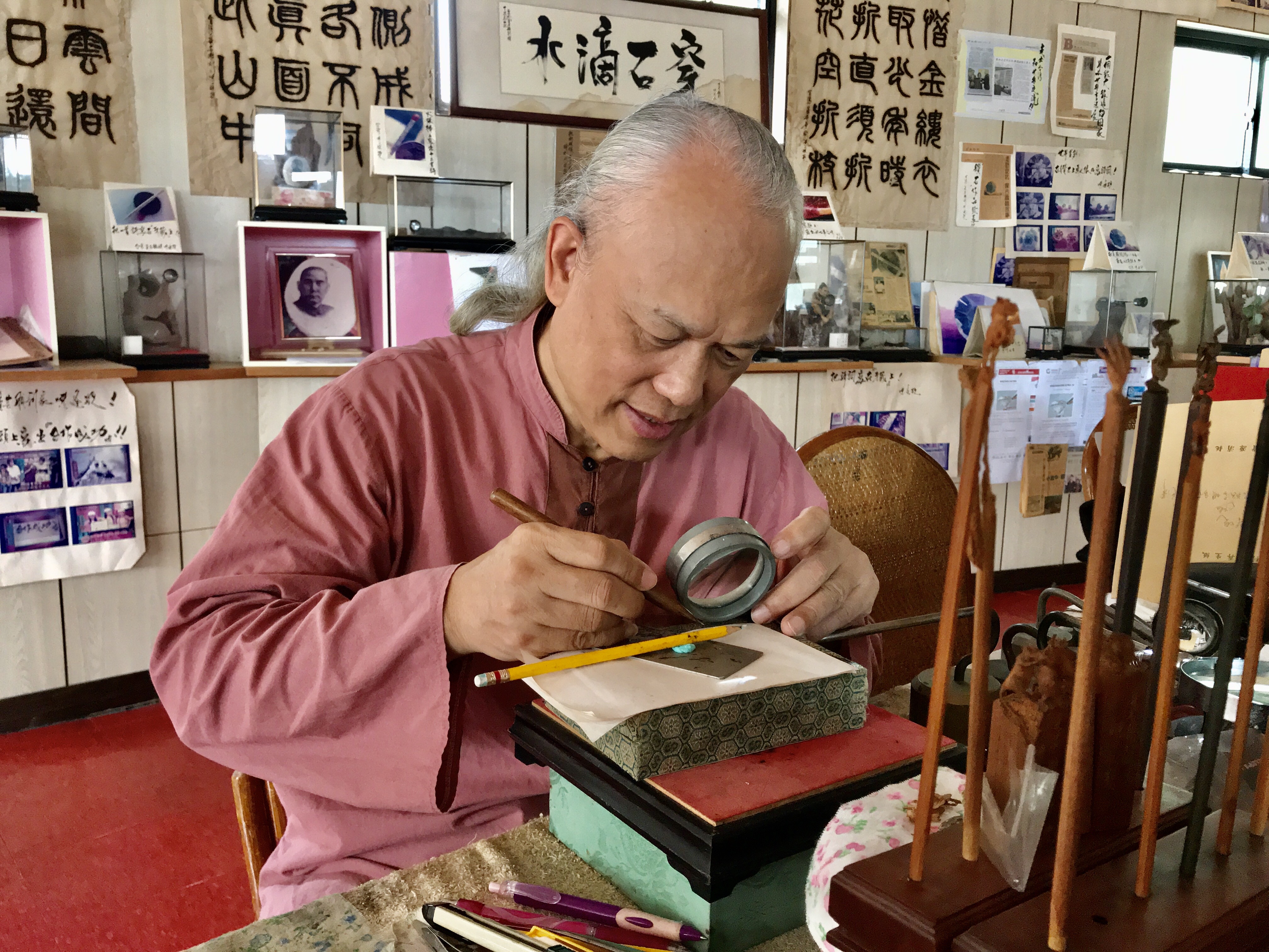 毫芒雕刻家陳逢顯以純黃金手工雕刻世界最小「黃金台灣水牛」，尺寸約只有1毫米。（陳逢顯提供）