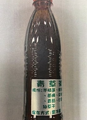 警方查扣來路不明的青草茶等物品。（翻攝東森新聞）