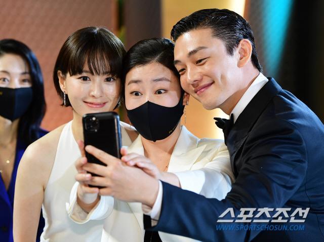 新任青龍獎影帝劉亞仁(右)、影后羅美蘭(中)和獲得人氣獎的鄭有美自拍合影。(翻攝朝鮮體育報網站)