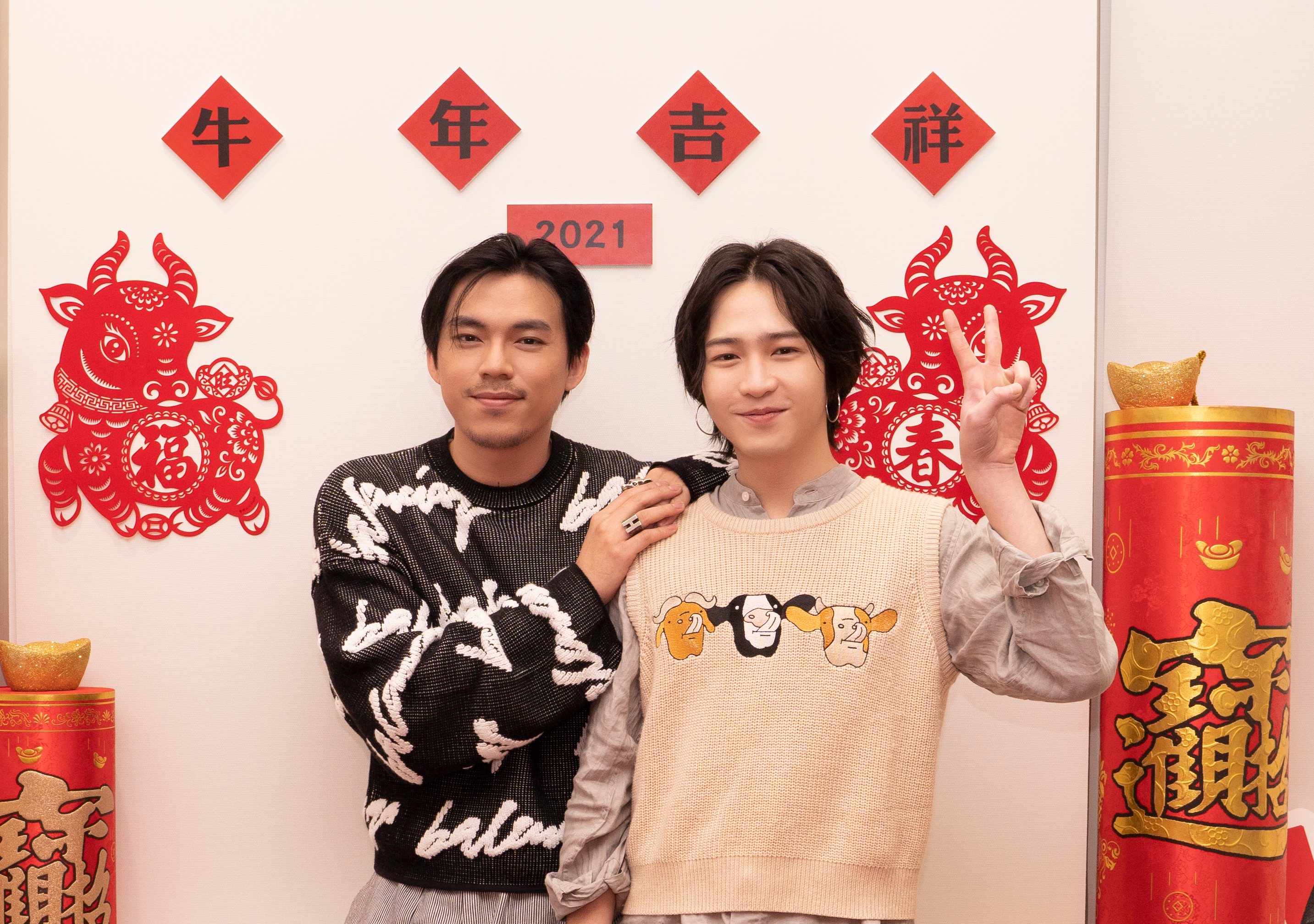 HUSH跟許含光（右）將陪聽眾度過小年夜。（Hit Fm聯播網提供）