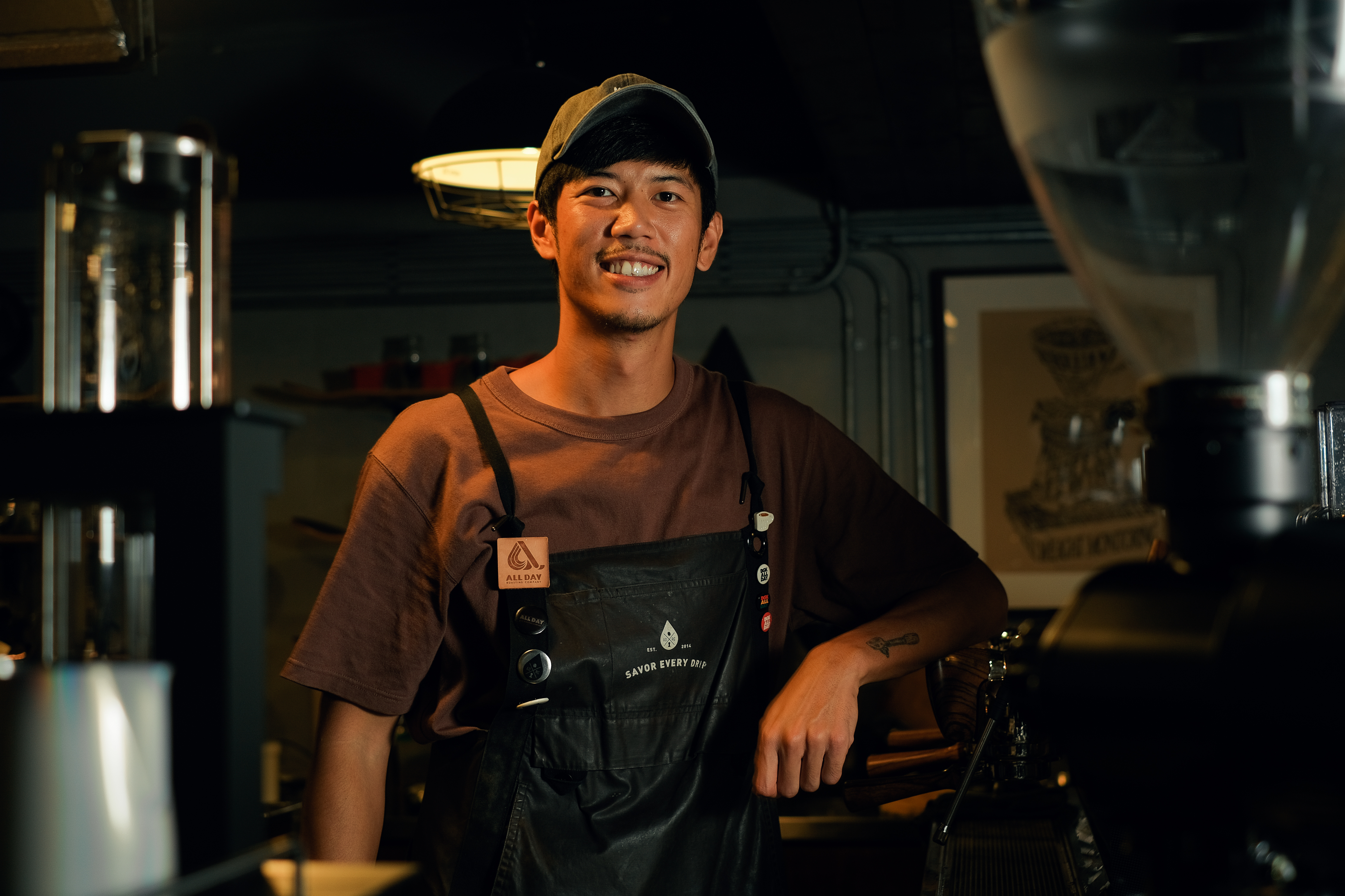 這麼帥的咖啡師，難怪吧台區總是沒位子。